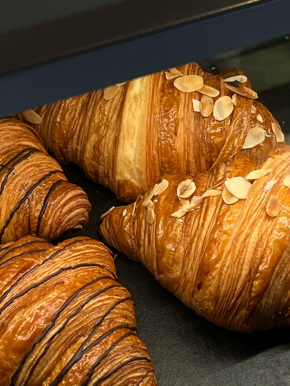 Круассаны в витрине